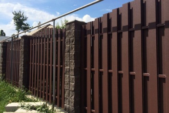 Забор из евроштакетника с кирпичными столбами 25 метров фото в Выксе