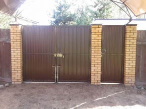 профнастил с распашными воротами - пример 11 фото в Выксе