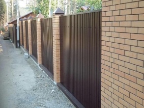 Забор из профнастила с кирпичными столбами 72 метра фото в Выксе