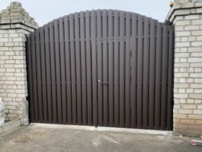 Ворота распашные из евроштакетника - пример 2 фото в Выксе