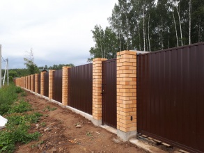 Кирпичный забор на ленточном фундаменте 12 метров фото в Выксе