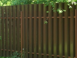 Забор из евроштакетника с бетонированием столбов 12 метров фото в Выксе