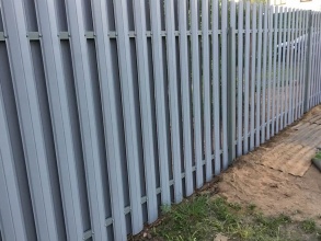 Забор из евроштакетника с забивными столбами 150 метров фото недорого