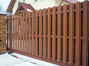 Забор из евроштакетника с кирпичными столбами 200 метров фото в Выксе