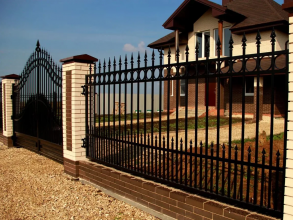 Сварные заборы с кирпичными столбами 12 метров фото в Выксе