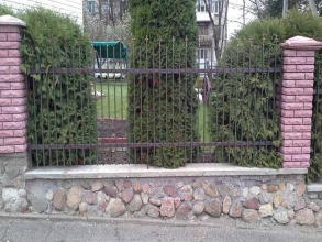 Сварные заборы с кирпичными столбами 80 метров фото в Выксе