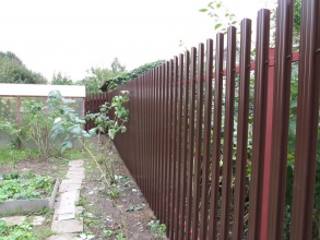 Забор из евроштакетника с забивными столбами 86 метров фото в Выксе