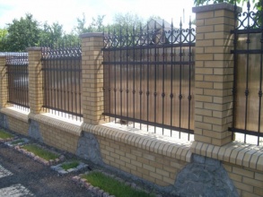 Кирпичный забор с ковкой  80 метров фото в Выксе