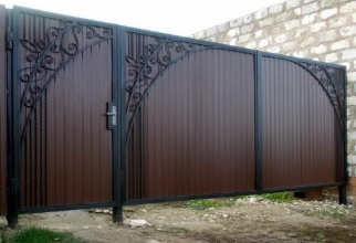 Распашные ворота из профнастила - пример 1 фото в Выксе